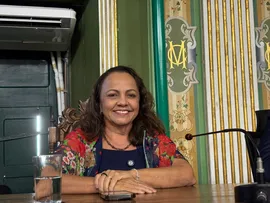 VEREADORA REQUER SUSPENSÃO DA ENTREGA DA CIDADANIA FLÁVIO BOLSONARO