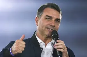 FLÁVIO BOLSONARO PROPÕE TRANSIÇÃO DE DOIS ANOS PARA BENEFICIÁRIOS DO BOLSA FAMÍLIA