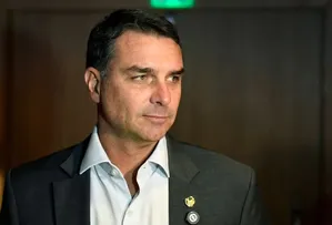FLÁVIO BOLSONARO REJEITA DESAFIO DE LULA SOBRE SIGILOS; DIZ COLUNA
