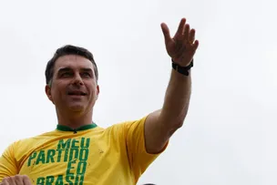 FLÁVIO BOLSONARO COBRA EXPLICAÇÕES SOBRE PRORROGAÇÃO DA VOTAÇÃO ATÉ AS 19H