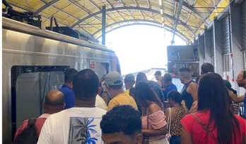 HOMEM MORRE APÓS FICAR PRESO EM PLATAFORMA DO METRÔ DE SALVADOR
