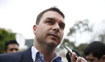 PARLAMENTARES SOLICITAM APREENSÃO DO PASSAPORTE DE FLÁVIO BOLSONARO