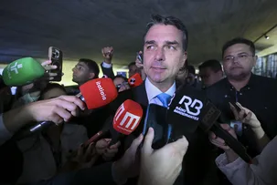 POLÍCIA FEDERAL INTIMA FLÁVIO BOLSONARO A ENTREGAR SEU PASSAPORTE