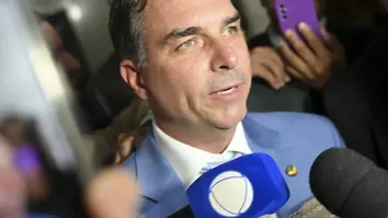 DOIS DIAS APÓS DERROTA NAS URNAS, FLÁVIO BOLSONARO VAI PARA OS EUA
