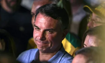 FLÁVIO BOLSONARO VAI RESPONDER PROCESSOS NO STF MESMO APÓS FUGA