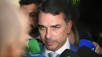 FLÁVIO BOLSONARO PAGOU EMPRESA DE IA PARA MANIPULAR ELEIÇÃO, REVELA INTERCEPT
