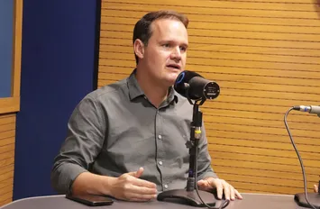 "METIDO COM MILÍCIA, COM O ESCRITÓRIO DO CRIME E VORCARO, FLÁVIO É O PIOR DOS BOLSONAROS", CRITICA JÚLIO PINHEIRO