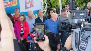"ESSE PAÍS NÃO PODE TER UM MILICIANO NA PRESIDÊNCIA”, DIZ LULA