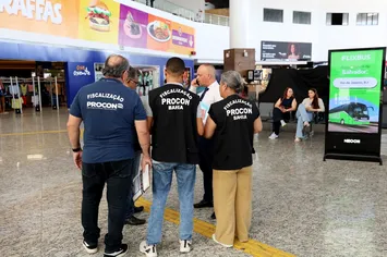 BLITZ ORIENTA PASSAGEIROS SOBRE GRATUIDADE DO TRANSPORTE NO 2° TURNO