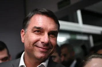 FLÁVIO BOLSONARO ANUNCIA PROPOSTA COM PIX CHAMADA “VIRA PIX”