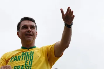 FLÁVIO BOLSONARO COBRA EXPLICAÇÕES SOBRE PRORROGAÇÃO DA VOTAÇÃO ATÉ AS 19H