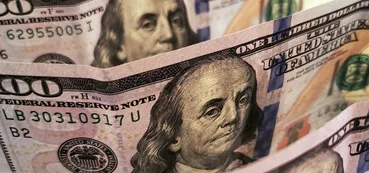 DÓLAR VOLTA A SUBIR: É UM BOM MOMENTO PARA INVESTIR LÁ FORA?