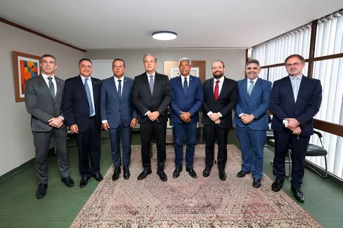 JERÔNIMO VISITA TRE-BA E OFERECE APOIO DO ESTADO PARA 2º TURNO