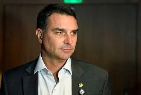 FLÁVIO BOLSONARO REJEITA DESAFIO DE LULA SOBRE SIGILOS; DIZ COLUNA