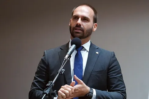 EDUARDO BOLSONARO SUGERE "FUGA" DE FLÁVIO DO PAÍS CASO LULA SEJA REELEITO