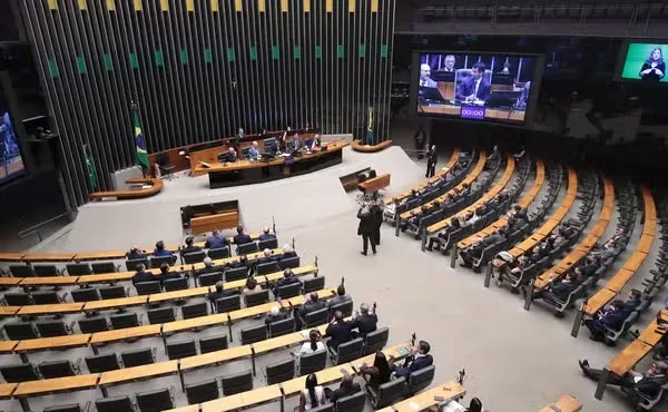 MOTTA DIZ QUE CÂMARA VAI IMPLEMENTAR FIM DA ESCALA 6X1 NA PRÓXIMA SEMANA