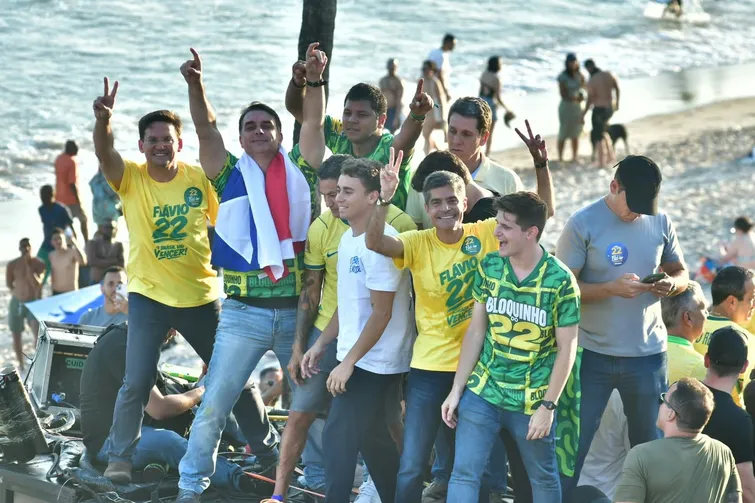 JOÃO ROMA EXALTA MULTIDÃO EM ATO DE FLÁVIO BOLSONARO EM SALVADOR