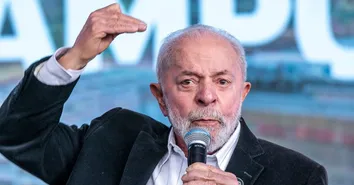 LULA CRITICA SAÍDA DE FLÁVIO BOLSONARO DO BRASIL E CHAMA ATITUDE DE “VERGONHOSA”
