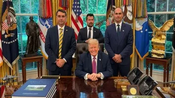 DEMOCRATAS CONDENAM DECISÃO DE TRUMP DE CONCEDER VISTO A FLÁVIO BOLSONARO