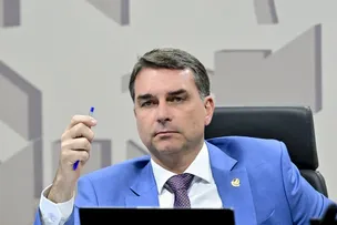 FLÁVIO SE DIZ "PRESIDENTE ELEITO" E AGRADECE MILEI E TRUMP APÓS FUGA