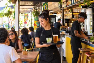 BARES E RESTAURANTES SÃO O SEGUNDO SETOR QUE MAIS CONTRATA JOVENS COM CARTEIRA NO BRASIL