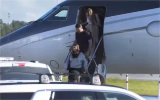 FLÁVIO BOLSONARO E FAMÍLIA RECEBEM AUTORIZAÇÃO "HUMANITÁRIA" PARA FICAR UM ANO NOS EUA