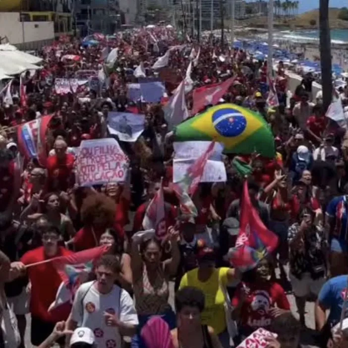 MILHARES DE PESSOAS SE REÚNEM EM SALVADOR E OUTRAS CIDADES EM APOIO A LULA