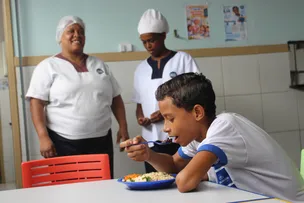 ESTUDANTES DA REDE MUNICIPAL DE SALVADOR RECEBEM 180 MIL REFEIÇÕES POR DIA; ENTENDA