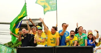 FLÁVIO BOLSONARO FARÁ COMÍCIO COM NIKOLAS E ACM NETO NA BARRA