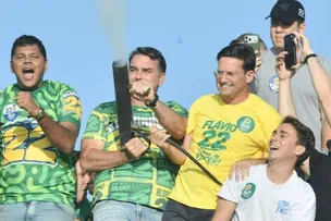 FLÁVIO BOLSONARO CHEGA À BARRA PARA PARTICIPAR DE ATO EM SALVADOR