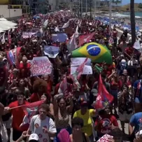 MILHARES DE PESSOAS SE REÚNEM EM SALVADOR E OUTRAS CIDADES EM APOIO A LULA