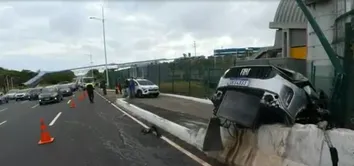 CARRO INVADE ÁREA DO METRÔ E CAUSA LENTIDÃO NA AVENIDA PARALELA