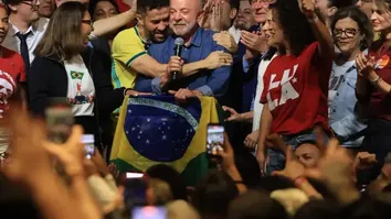 LULA SE EMOCIONA AO AGRADECER APOIO DOS ELEITORES: “VAMOS MUDAR O JEITO DE GOVERNAR ESSE PAÍS”