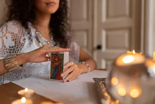 30% DOS ADULTOS RECORREM À ASTROLOGIA, TARÔ OU VIDENTES AO MENOS UMA VEZ POR ANO