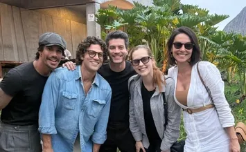EX-INTEGRANTES DOS REBELDES BRASIL PRESTAM HOMENAGEM A LUA BLANCO
