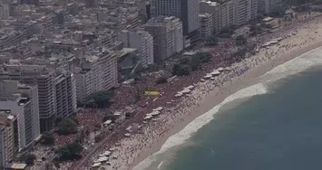 APOIADORES DE LULA FAZEM ATO EM COPACABANA