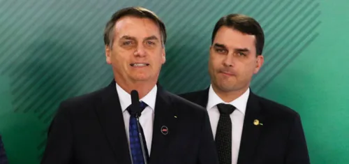 FLÁVIO BOLSONARO VISITA O PAI PELA SEGUNDA VEZ NESTA SEMANA EM BRASÍLIA