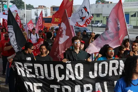 IMPRENSA ESTRANGEIRA VÊ VITÓRIA DE LULA EM APROVAÇÃO DO FIM DA 6X1