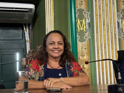 VEREADORA REQUER SUSPENSÃO DA ENTREGA DA CIDADANIA FLÁVIO BOLSONARO