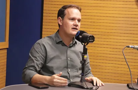 "METIDO COM MILÍCIA, COM O ESCRITÓRIO DO CRIME E VORCARO, FLÁVIO É O PIOR DOS BOLSONAROS", CRITICA JÚLIO PINHEIRO