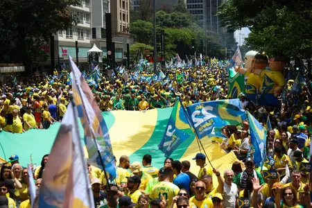 MILHARES DE PESSOAS SE REÚNEM EM SÃO PAULO EM APOIO A FLÁVIO