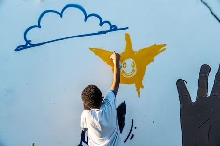 EM SALVADOR, CRIANÇAS QUE PARTICIPAM DO PROJETO VIVA PERIFA NAS COMUNIDADES INICIAM PINTURA DE MURO INTERNO DE ESCOLA