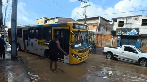 VAZAMENTO DE ÁGUA CAUSA CONGESTIONAMENTO E DEIXA ÔNIBUS PRESO EM BURACO