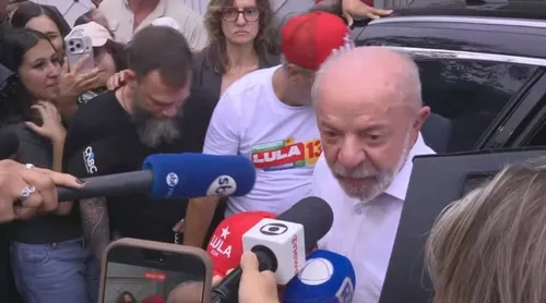 ANTES DE VOTAR, LULA DIZ QUE NUNCA VIU MOBILIZAÇÃO IGUAL