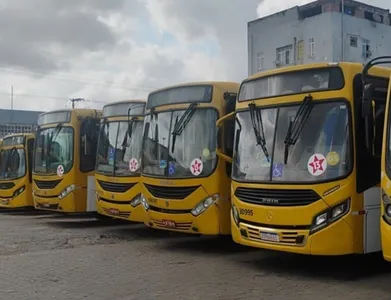 VEREADOR AFIRMA QUE SINDICATO DOS RODOVIÁRIOS ATRASOU SAÍDA DE ÔNIBUS COM ADESIVAÇO PARTIDÁRIO PROIBIDO PELA LEI