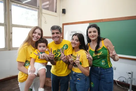 ACM NETO VOTA ACOMPANHADO DA FAMÍLIA