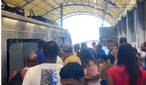 HOMEM MORRE APÓS FICAR PRESO EM PLATAFORMA DO METRÔ DE SALVADOR