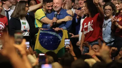 LULA SE EMOCIONA AO AGRADECER APOIO DOS ELEITORES: “VAMOS MUDAR O JEITO DE GOVERNAR ESSE PAÍS”