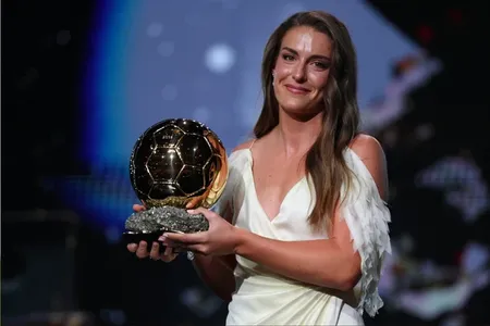 ALEXIA PUTELLAS CONQUISTA A TERCEIRA BOLA DE OURO E IGUALA RECORDE DA COMPATRIOTA AITANA BONMATÍ