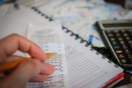 DÍVIDAS DAS FAMÍLIAS COM PROBLEMA DE PAGAMENTO ATINGEM MAIOR NÍVEL DESDE 2012, DIZ BC